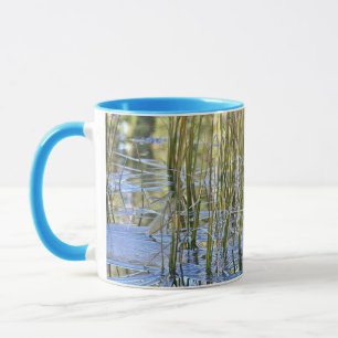 Caneca Nova grama irrompendo pelo gelo no Mirror Lake