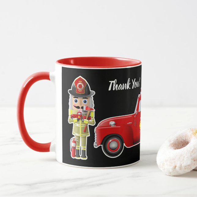 Caneca Nozes de bombeiro com pequenos caminhões vermelhos (Com Donut)