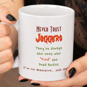 Caneca Nunca Confie em Corredores.. Citação Divertida Hum