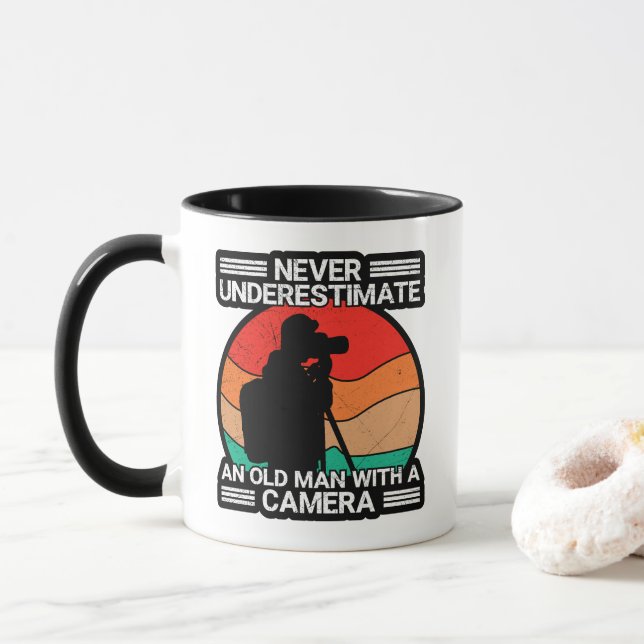 Caneca Nunca Subestime um Homem Velho Com uma Câmera (Com Donut)