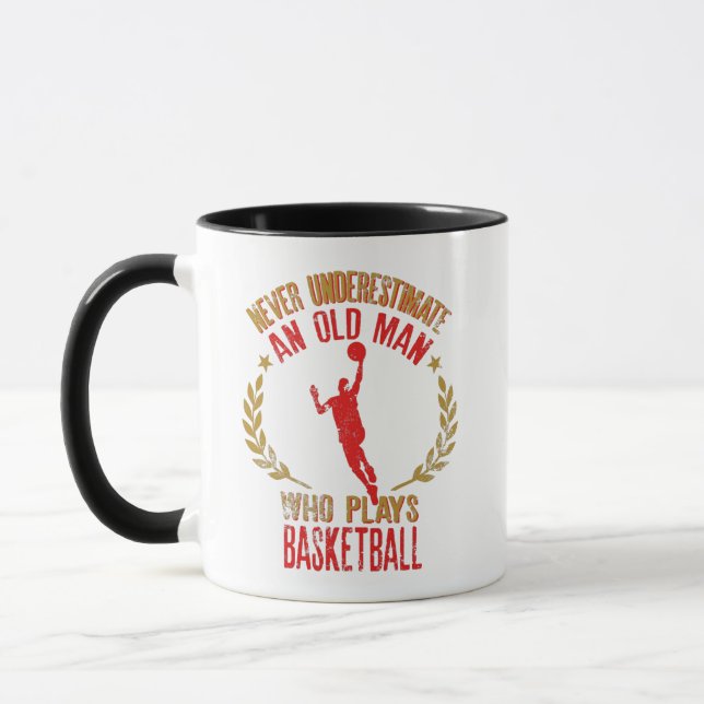 Caneca Nunca Subestime Um Velho Que Joga Basquete (Esquerda)