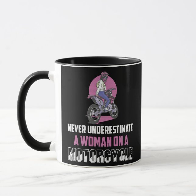 Caneca Nunca Subestime Uma Mulher Em Um Biker De Moto (Esquerda)