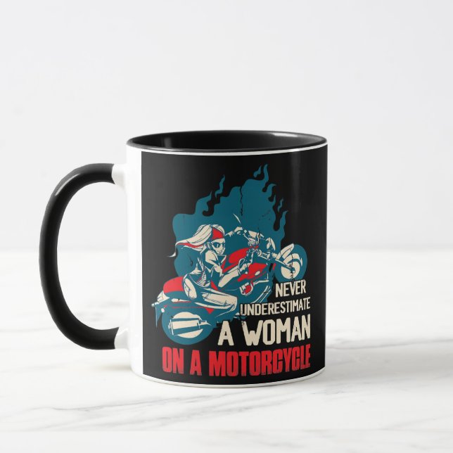 Caneca Nunca Subestime Uma Mulher Numa Moto (Esquerda)