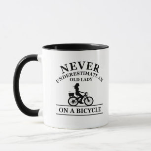 Caneca Nunca subestime uma senhora velha de bicicleta