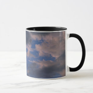 Caneca Nuvens de tempestade contra o céu azul