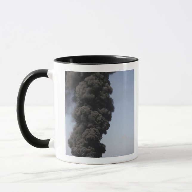 Caneca Nuvens escuras de fumaça e fogo emergem (Esquerda)