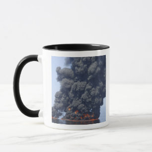 Caneca Nuvens escuras de fumaça e fogo emergem 2