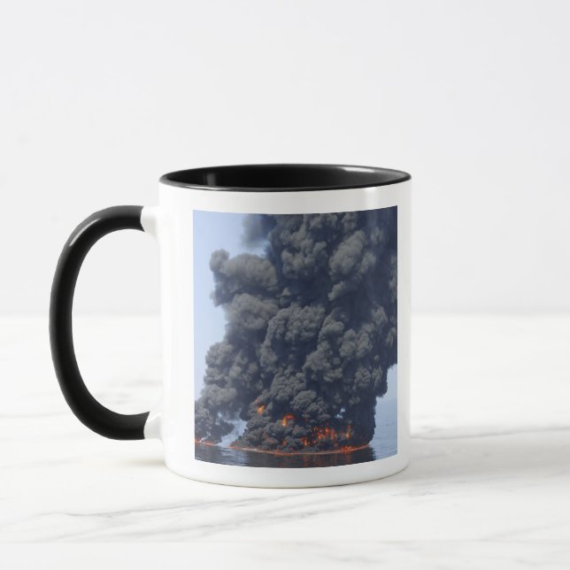 Caneca Nuvens escuras de fumaça e fogo emergem 2 (Esquerda)