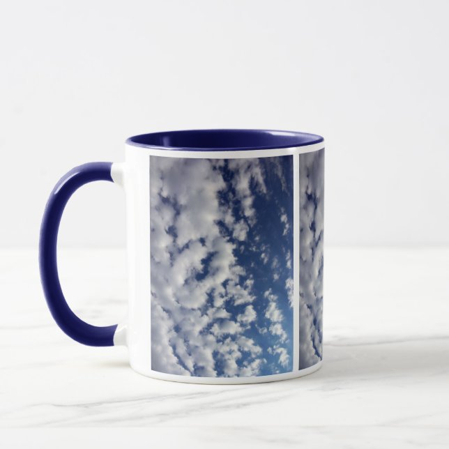 Caneca Nuvens Puffy No Céu Azul (Esquerda)