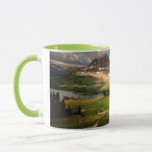 Caneca Nuvens que varrem através das montanhas