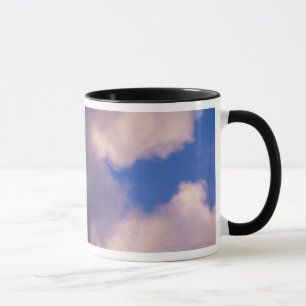 Caneca Nuvens Wispy contra o céu azul