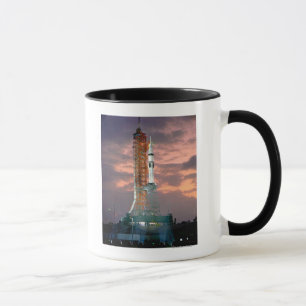 Caneca O amanhecer parte atrás do ASTP Saturn IB CDDT