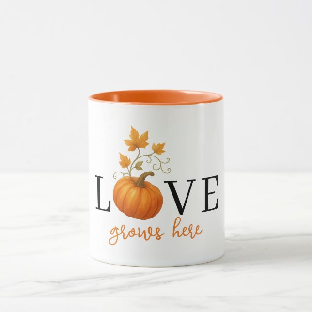 Caneca O AMOR cresce aqui | Letra Pumpkin no outono (Centro)