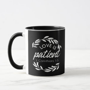 Caneca O Amor é Paciente Escrito Mínimo Desi de Coríntios