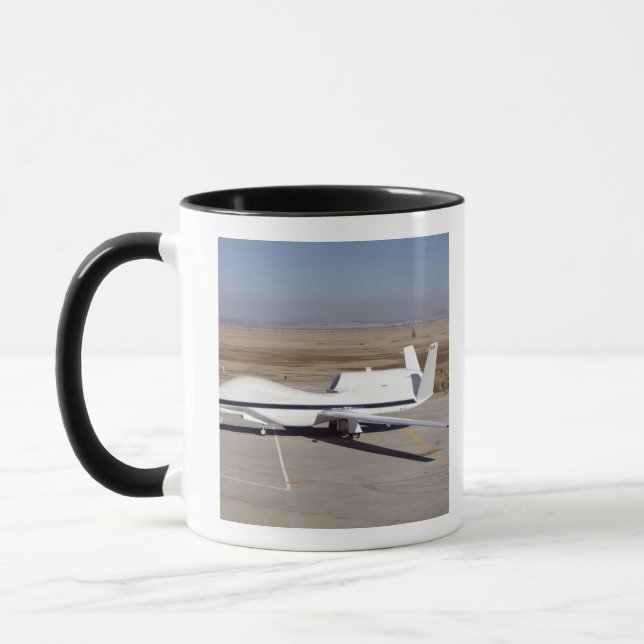 Caneca O avião não tripulado Global Hawk (Esquerda)