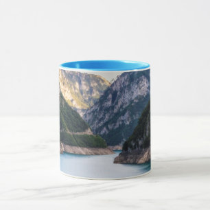 Caneca O canyon do rio Piva no Montenegro norte.
