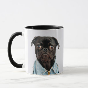 Caneca O cão preto do Pug adiciona o texto