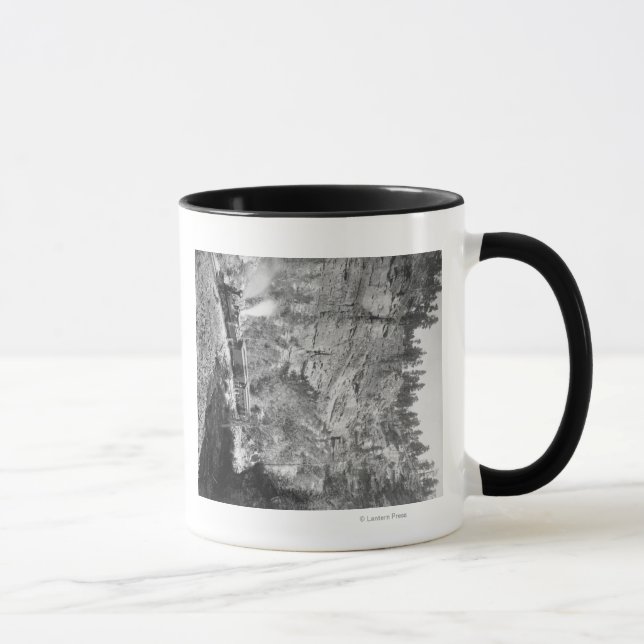 Caneca O comboio passa pelo Elk Canyon perto (Direita)