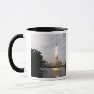 Caneca O Endeavor do Ônibus espacial se levanta de 4