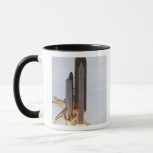 Caneca O Endeavor do Ônibus espacial se levanta em 2