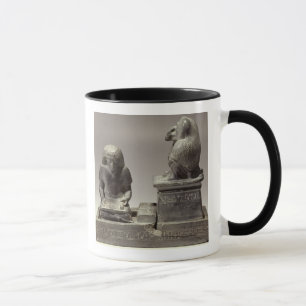 Caneca O escrevente real Nebmertuf escrevendo sob o prote