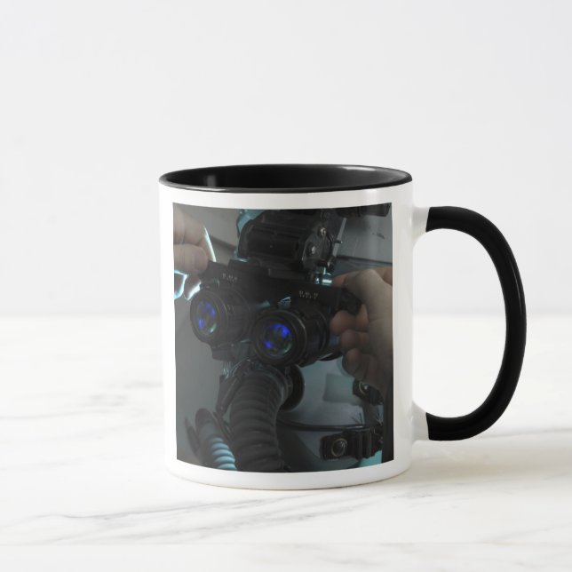 Caneca O homem-ar ajusta o olho (Direita)