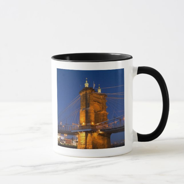 Caneca O horizonte de Cincinnati, Ohio, EUA ao anoitecer (Direita)
