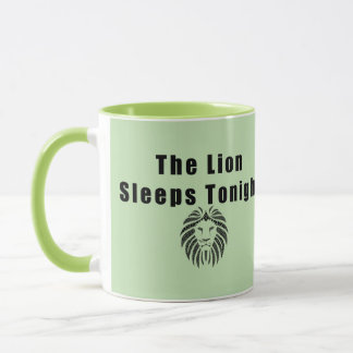 Caneca O leão dorme hoje à noite títulos dourados da