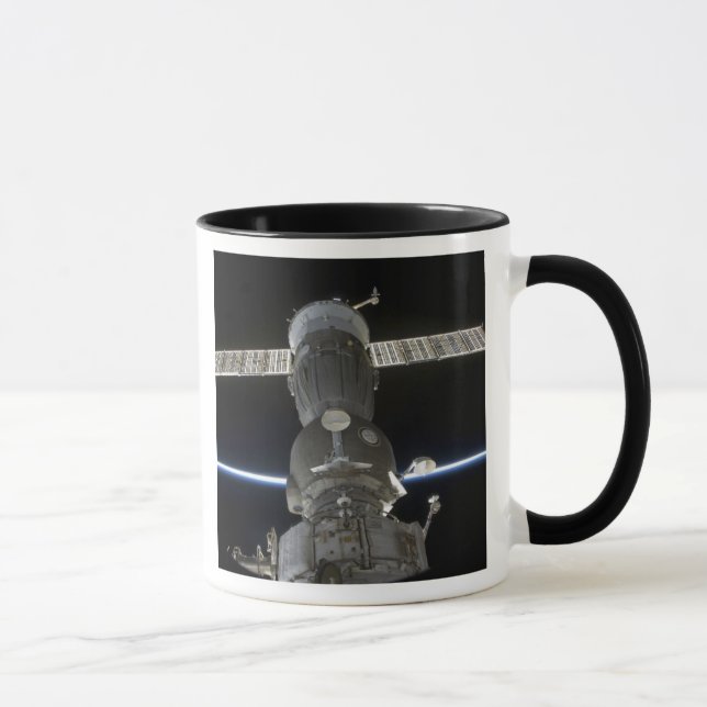 Caneca O membro da Terra intercepta uma nave espacial Soy (Direita)