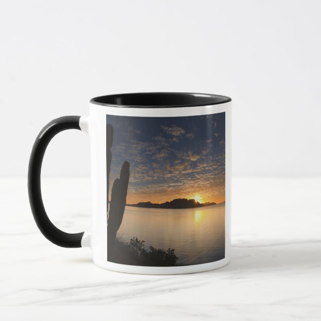 Caneca O nascer do sol sobre a Isla Danzante no Golfo de (Esquerda)