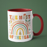 Caneca O Natal Mais Maravilhoso Do Ano<br><div class="desc">A Mais Maravilhosa Época do Ano, Retro Natal Festivo Foliday Mug, apresenta o texto "A Mais Maravilhosa Época do Ano" na tipografia moderna, destacada pelo arco-íris, árvore de Natal, Holly, Chapéu Santa e Flocos de Neve. Perfeito para presentes de Natal, festas de Natal e festas de Natal, aniversários e muito...</div>
