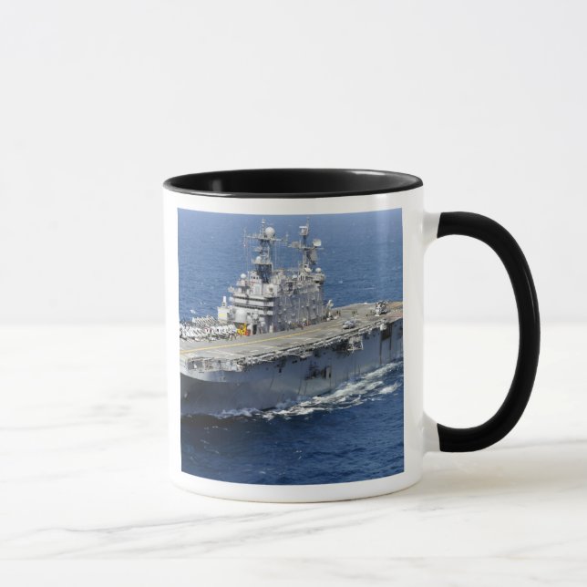 Caneca O navio de ataque anfíbio USS Peleliu (Direita)