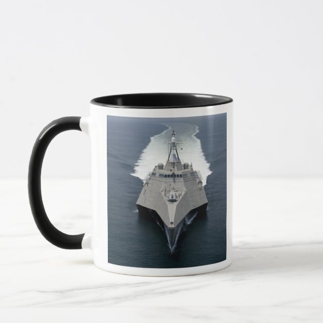 Caneca O navio de combate litoral Independência (Esquerda)