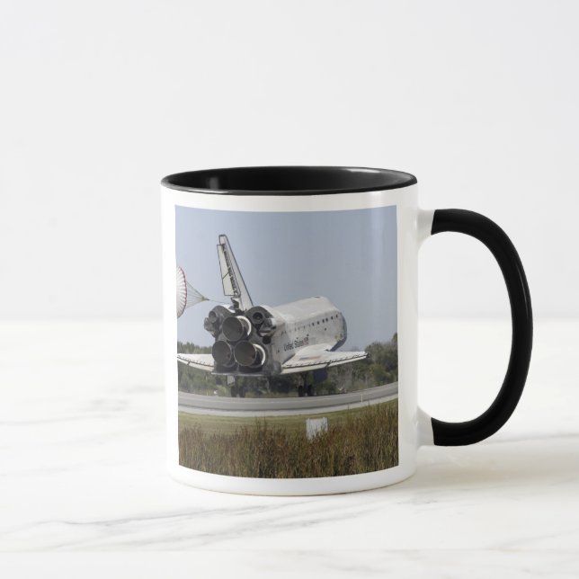 Caneca O ônibus espacial Atlantis desfaz sua calha de arr (Direita)