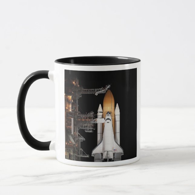 Caneca O ônibus espacial Atlantis fica pronto (Esquerda)