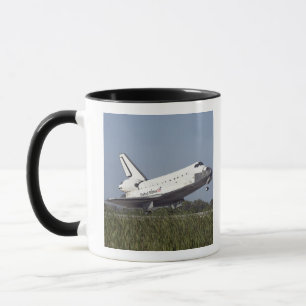 Caneca O ônibus espacial Atlantis toca na pista 3