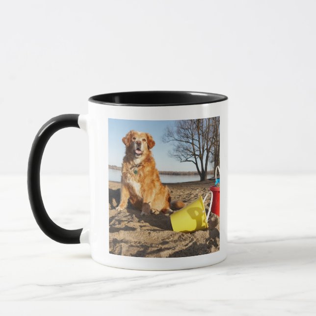 Caneca O retrato do cão na praia com areia brinca, (Esquerda)