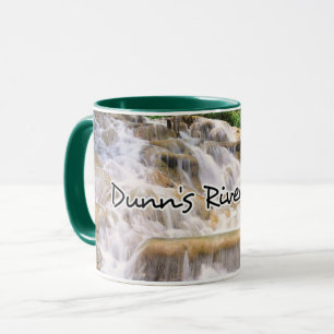Caneca O rio Dunn Falls Jamaica se aproxima