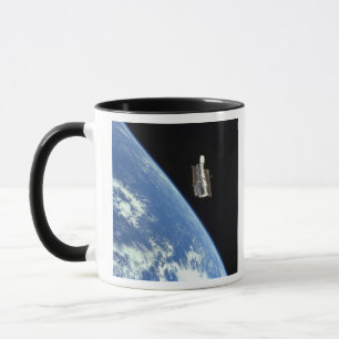 Caneca O telescópio espacial de Hubble com uma terra azu