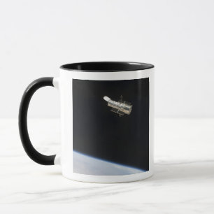 Caneca O telescópio espacial de Hubble na órbita acima 