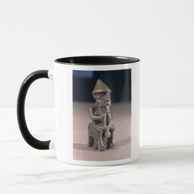 Caneca O Thor com um martelo, estatueta encontrou em (Esquerda)