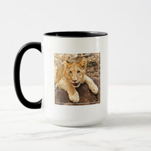 Caneca O tigre Cub toma o respiradouro em uma rocha
