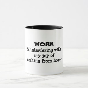 Caneca O trabalho está interferindo humor engraçado