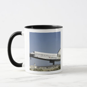 Caneca O vaivém espacial Atlantis prepara-se aterrando