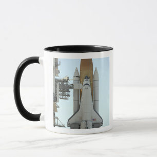 Caneca O vaivém espacial Atlantis senta-se na plataforma