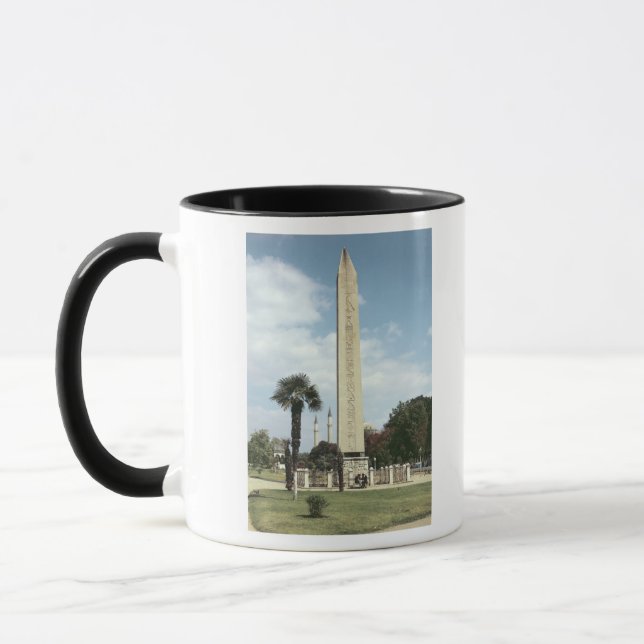 Caneca Obelisk de Theodosius mim, com uma base romana (Esquerda)