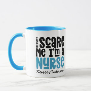 Caneca obrigado de tipografia de enfermeira azul engraça