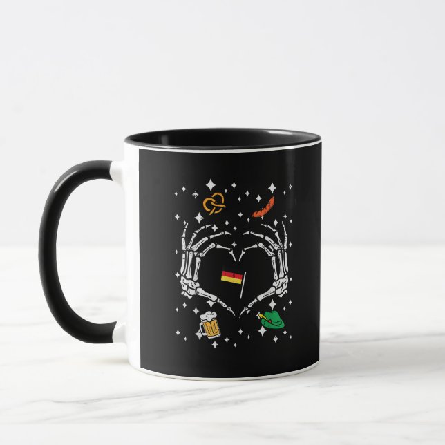 Caneca Oktoberfest Skeleton Hand Heart Flag Alemão (Esquerda)