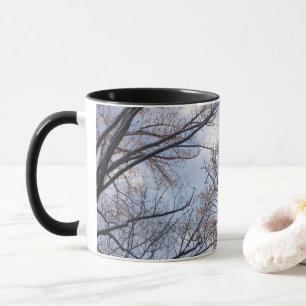 Caneca Olhando para as árvores da manhã de inverno