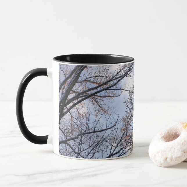Caneca Olhando para as árvores da manhã de inverno (Com Donut)